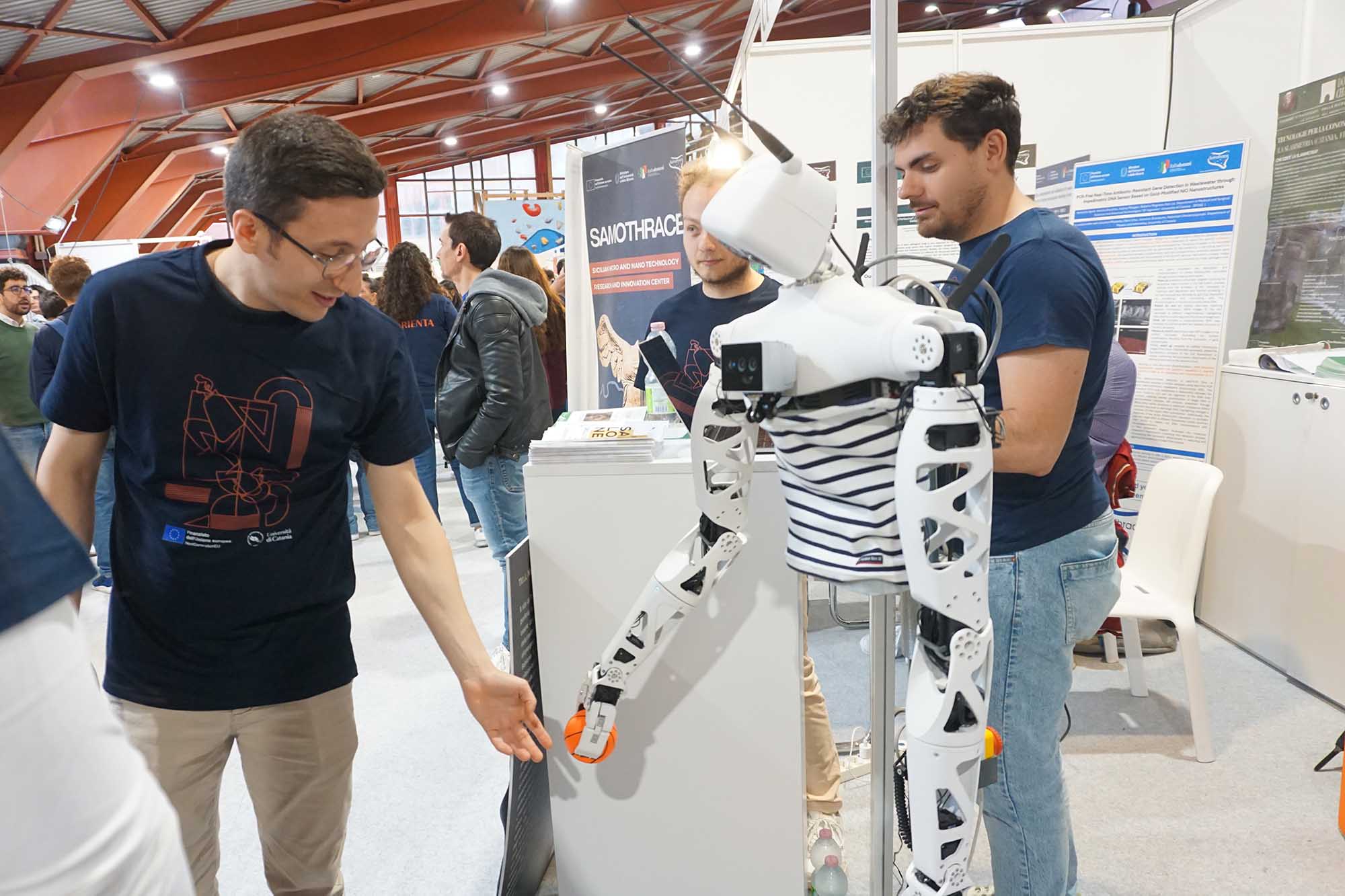 Studenti alle prese con i robot