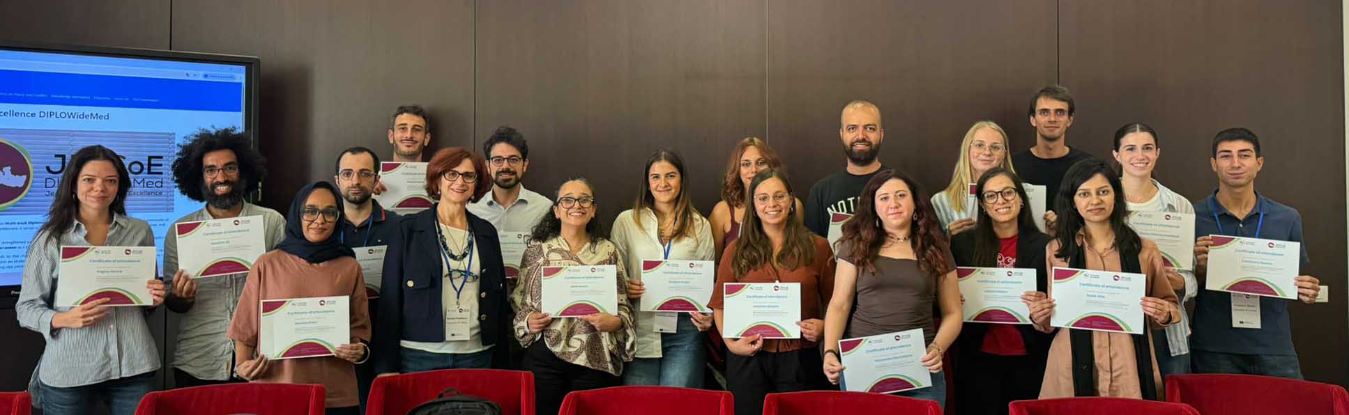 allievi e allieve che hanno partecipato all'iniziativa con gli attestati