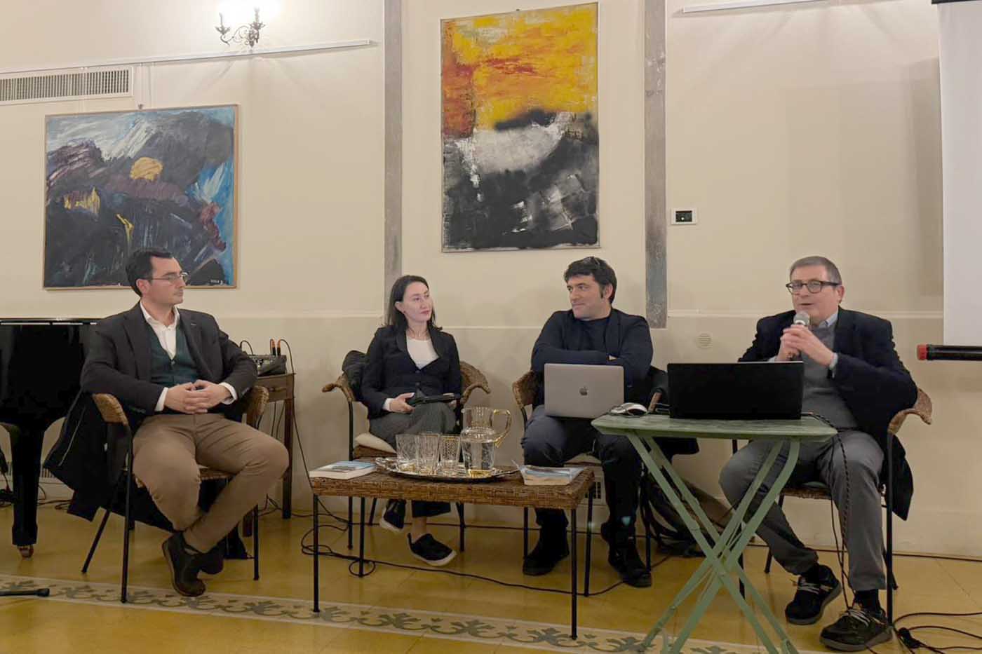 Un momento dell'intervento del prof. Vincenzo Asero