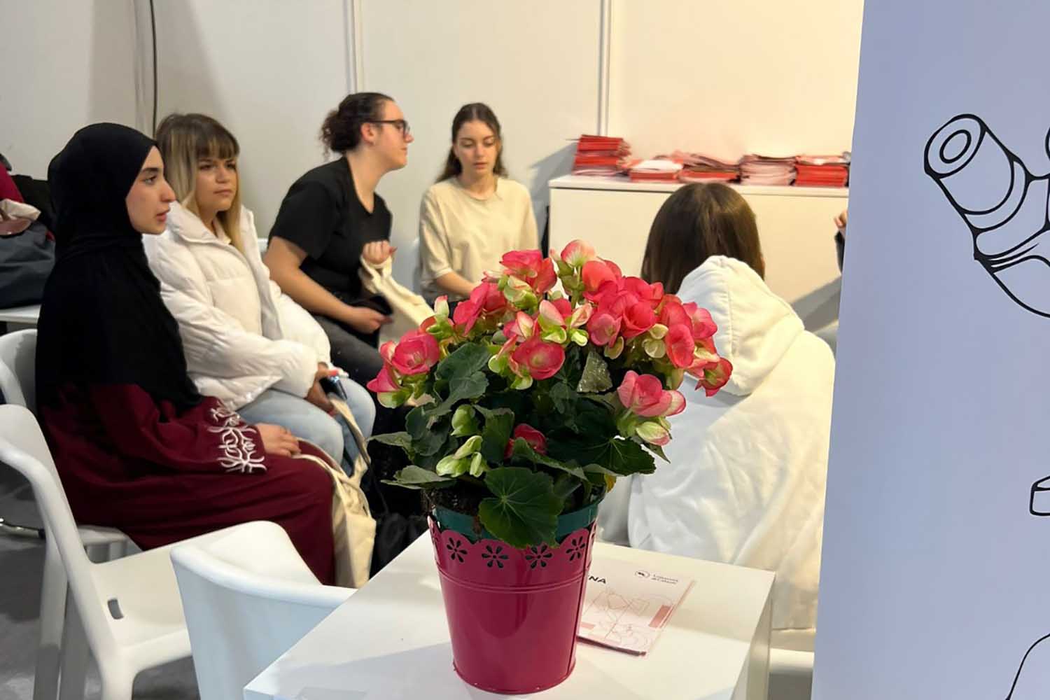 Studenti e tutor impegnati in una sessione di Psicologia Clinica. L’attività, coordinata dalla Prof.ssa Cetty De Pasquale, ha utilizzato il gioco di ruolo per simulare la gestione della relazione medico-paziente