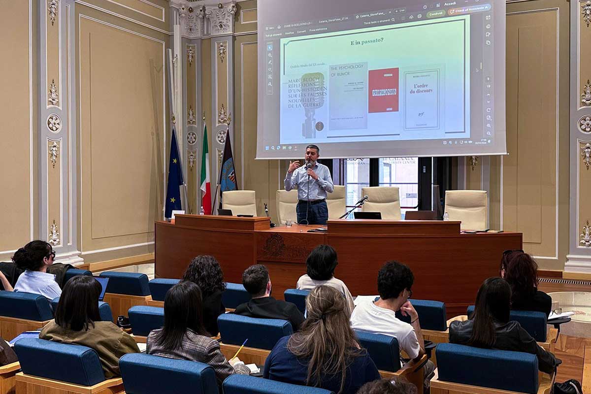 In&nbsp;foto Giovanni Zagni durante la sua presentazione