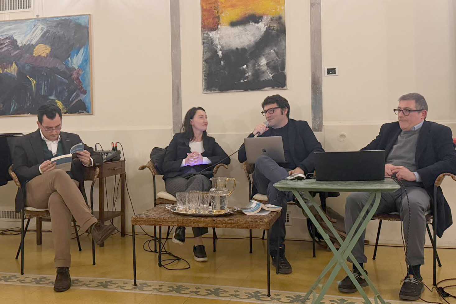 Un momento dell'intervento dell'autore Luigi Calivà