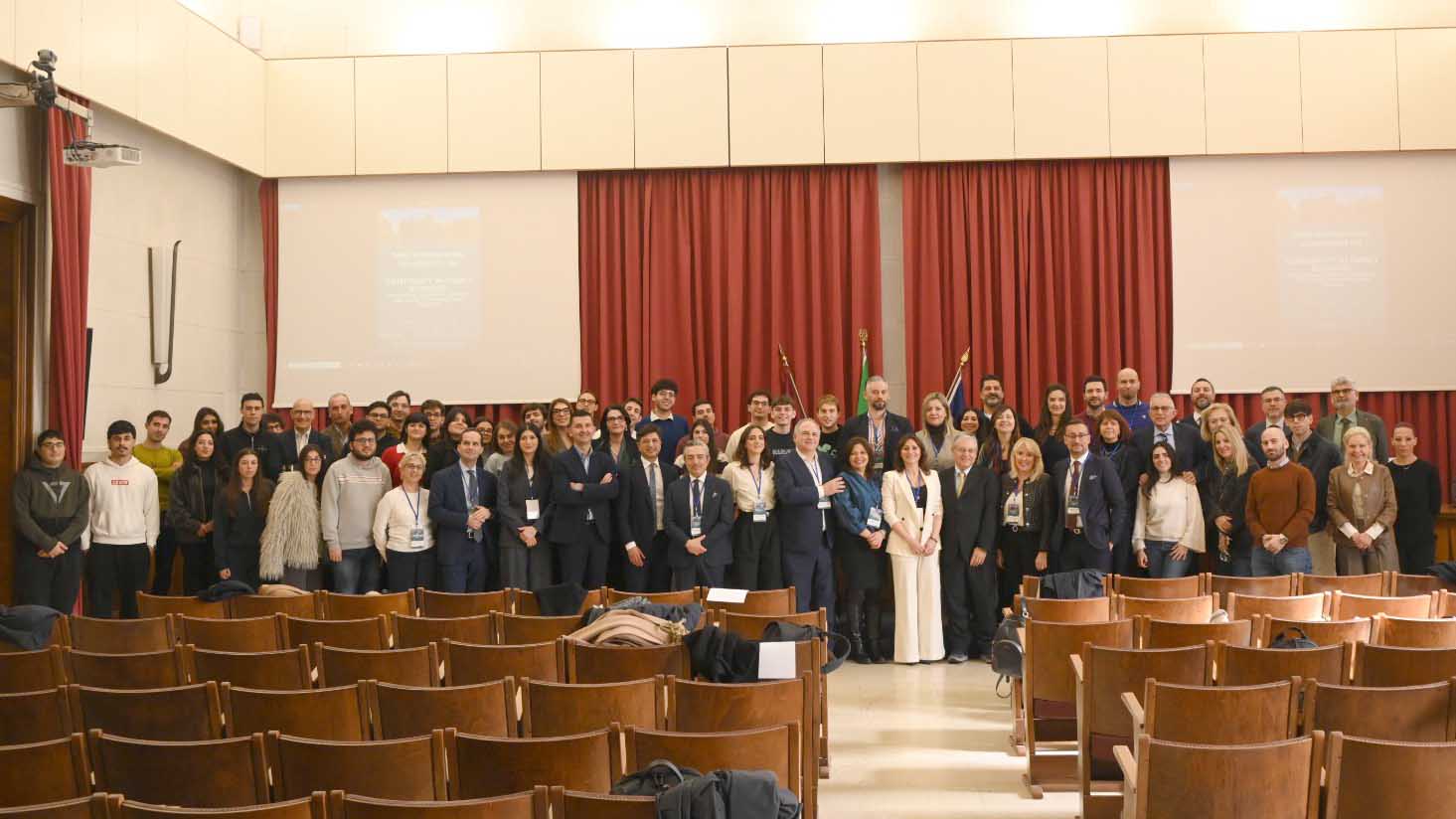 Studenti e studentesse insieme con i relatori e i rappresentanti delle aziende