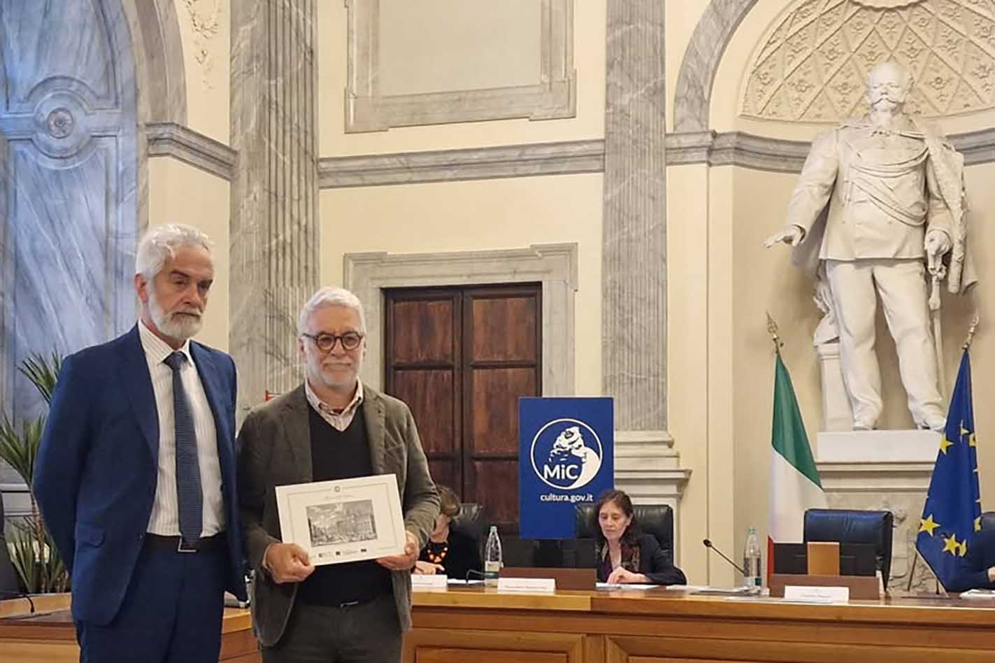 Il prof. Alessandro Lutri mentre riceve il premio a Roma
