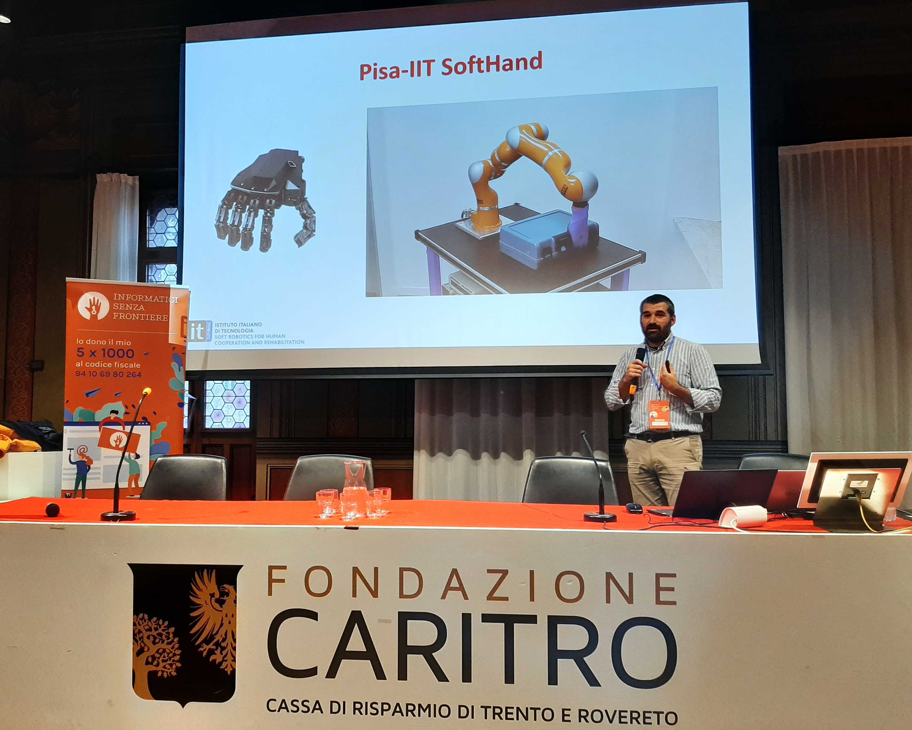Sebastiano Vascon, ricercatore all’Università Ca’ Foscari di Venezia, mentre illustra le linee di ricerca del progetto, in particolar modo il primo prototipo della Pisa/IIT SoftHand