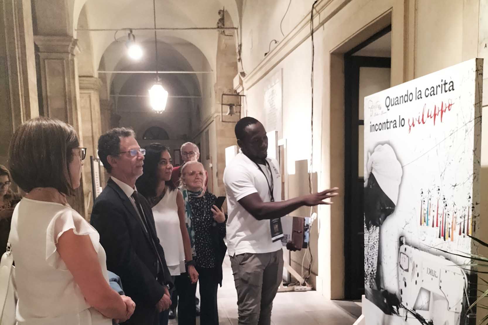 Aly Traore mentre illustra la mostra ai presenti