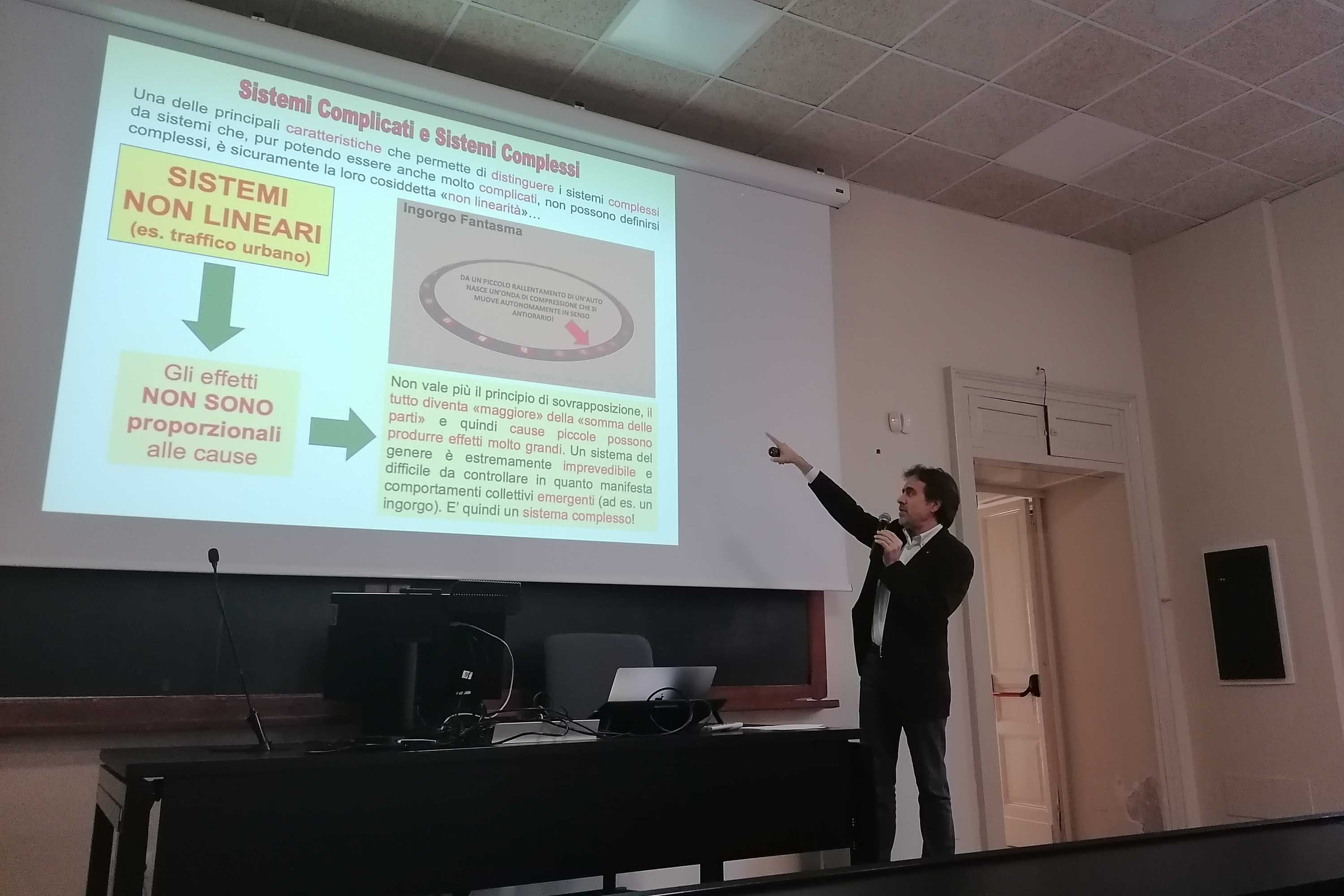 Il prof. Alessandro Pluchino nel corso del suo intervento