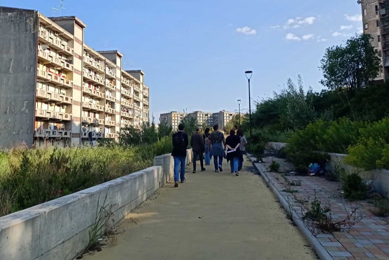 Un momento della passeggiata a Librino