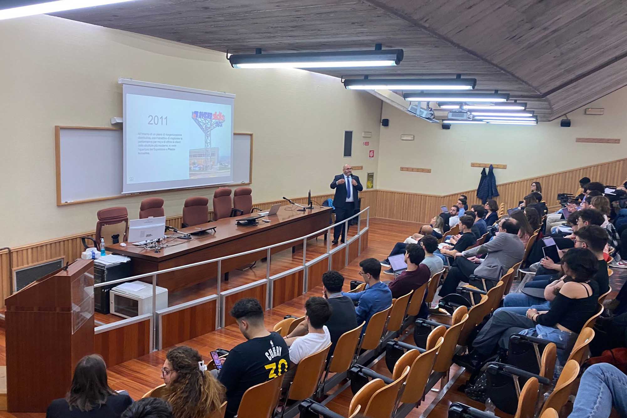 Un momento dell'intervento dell'imprenditore Giovanni Arena
