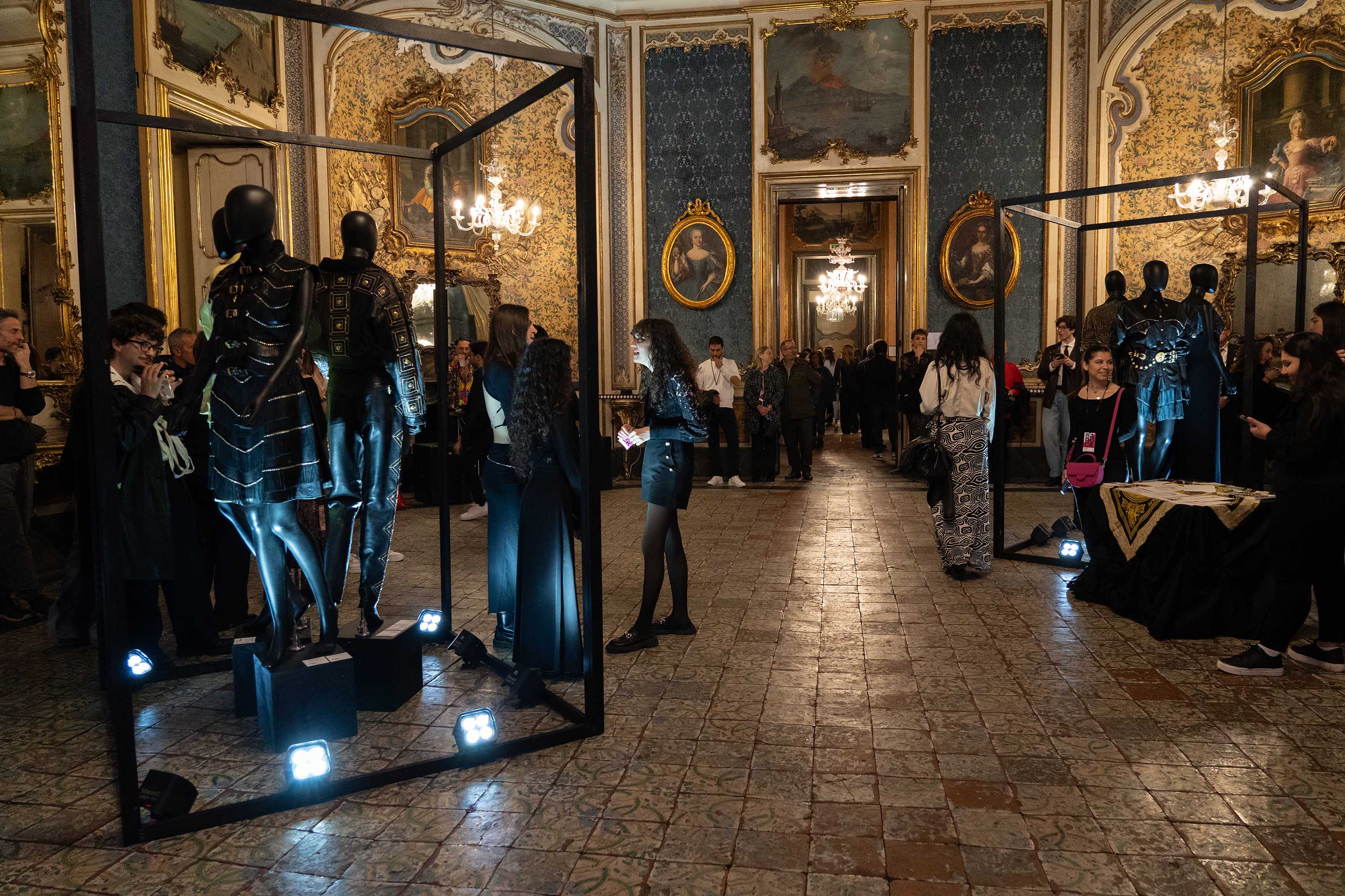 Visitatori che ammirano la mostra