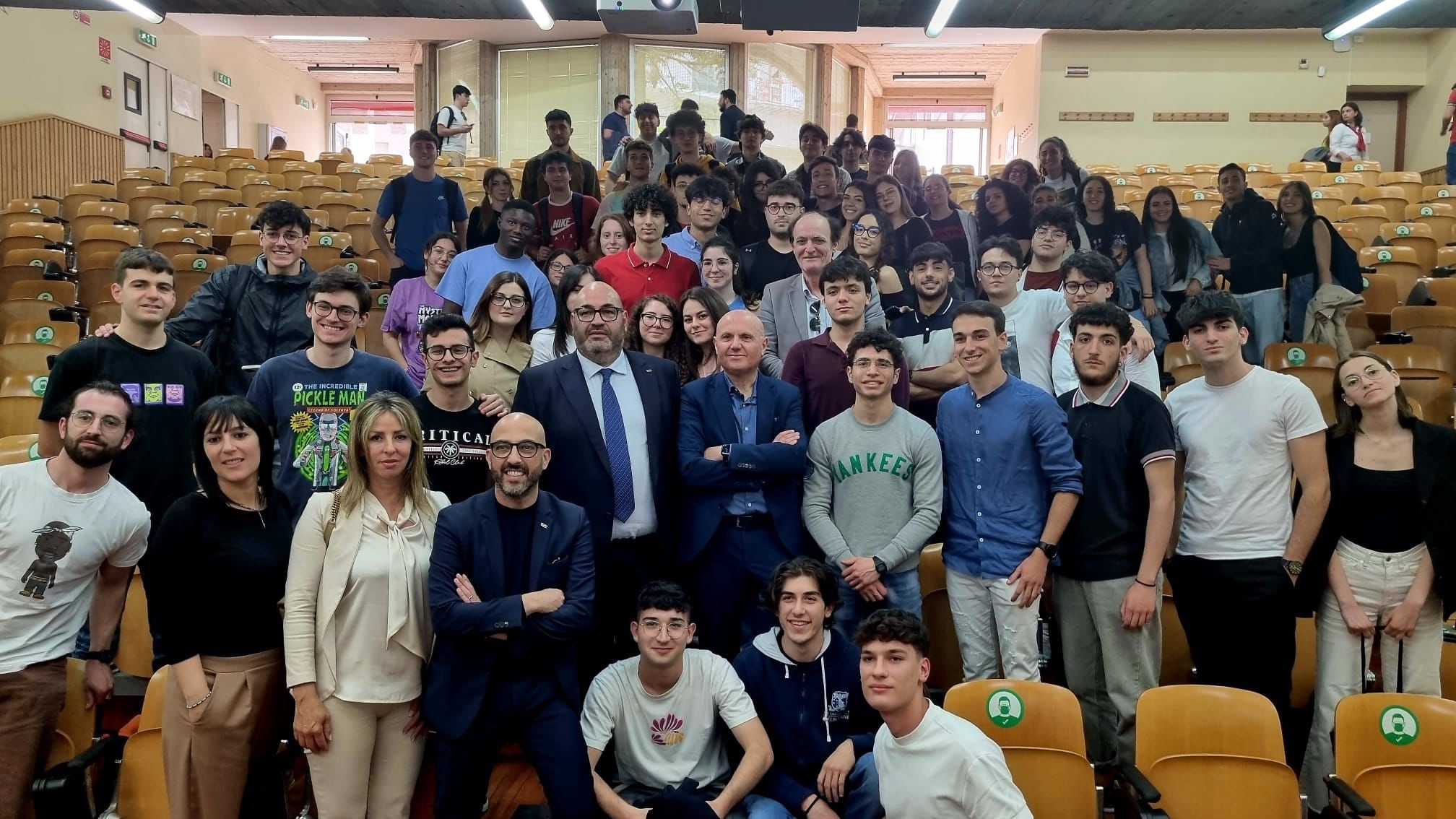 L'imprenditore Giovanni Arena insieme con le studentesse e studenti del corso Principi di Management
