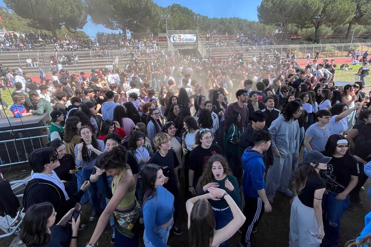 Studentesse e studenti che ballano sul prato del Cus Catania