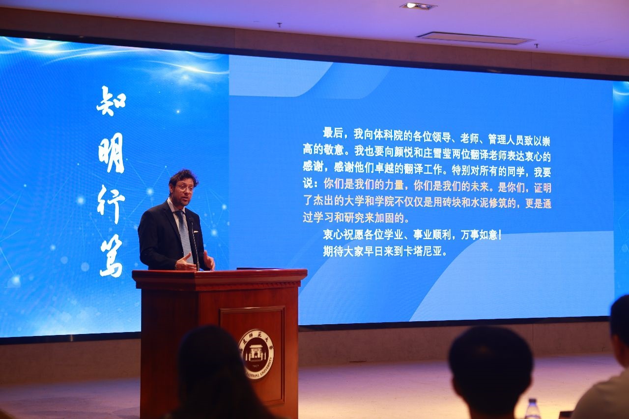 Un momento dell'intervento del prof. Giuseppe Musumeci all'inaugurazione dell'anno accademico della Fujian Normal University di Fuzhou