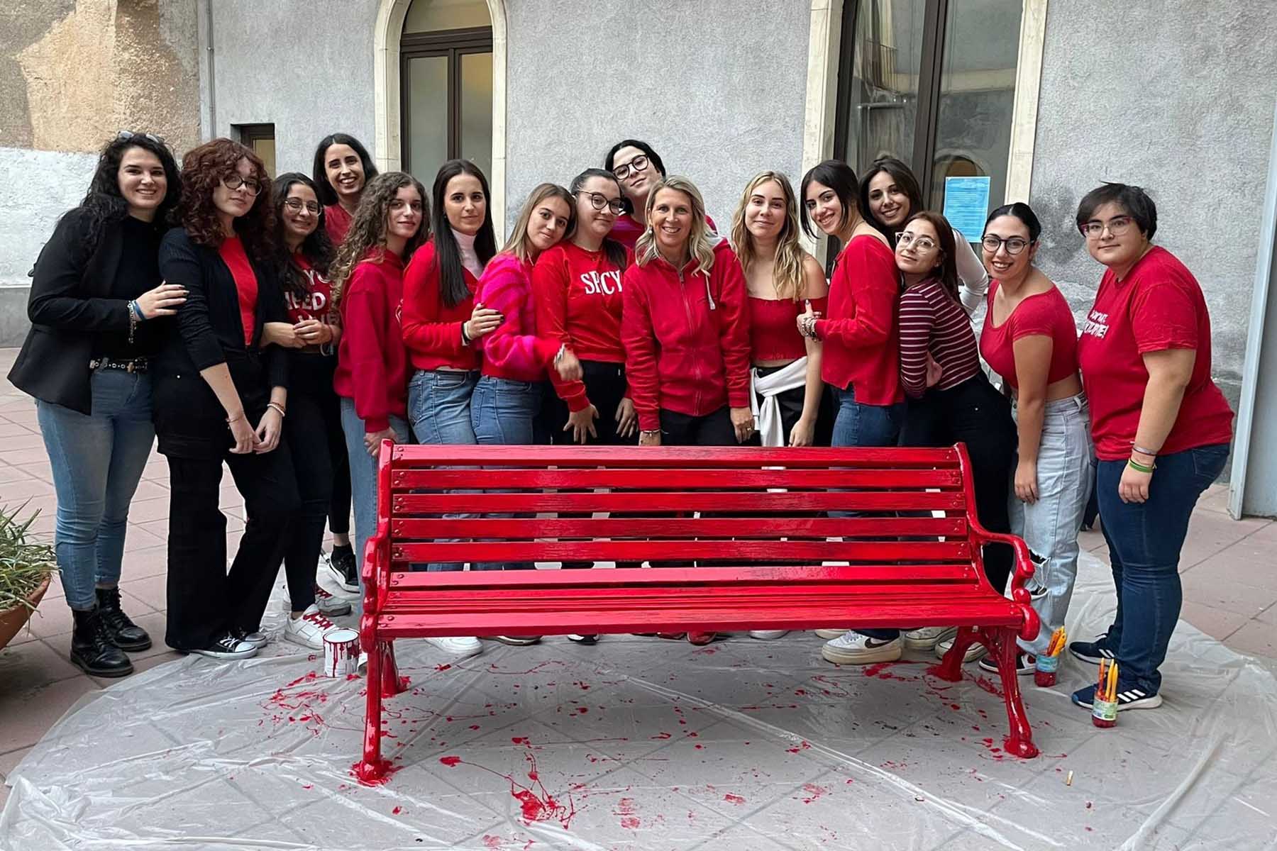 La panchina rossa realizzata dalle studentesse del Disfor