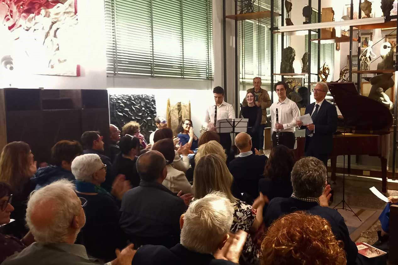 I tre musicisti insieme con il maestro Giuseppe Ventura