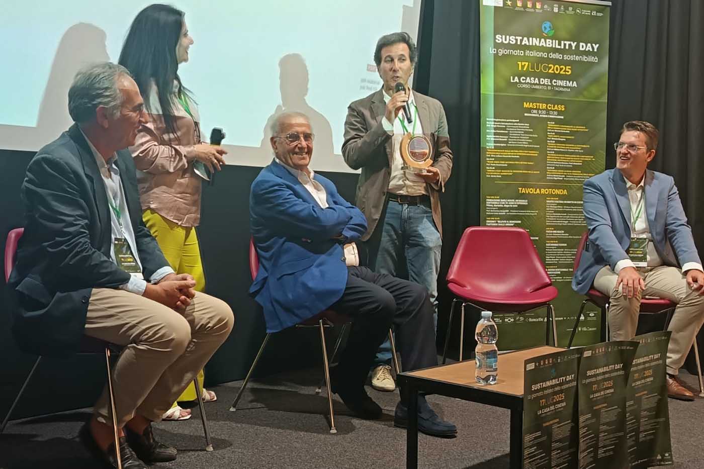 Il prof. Mario D'Amico mentre riceve il premio