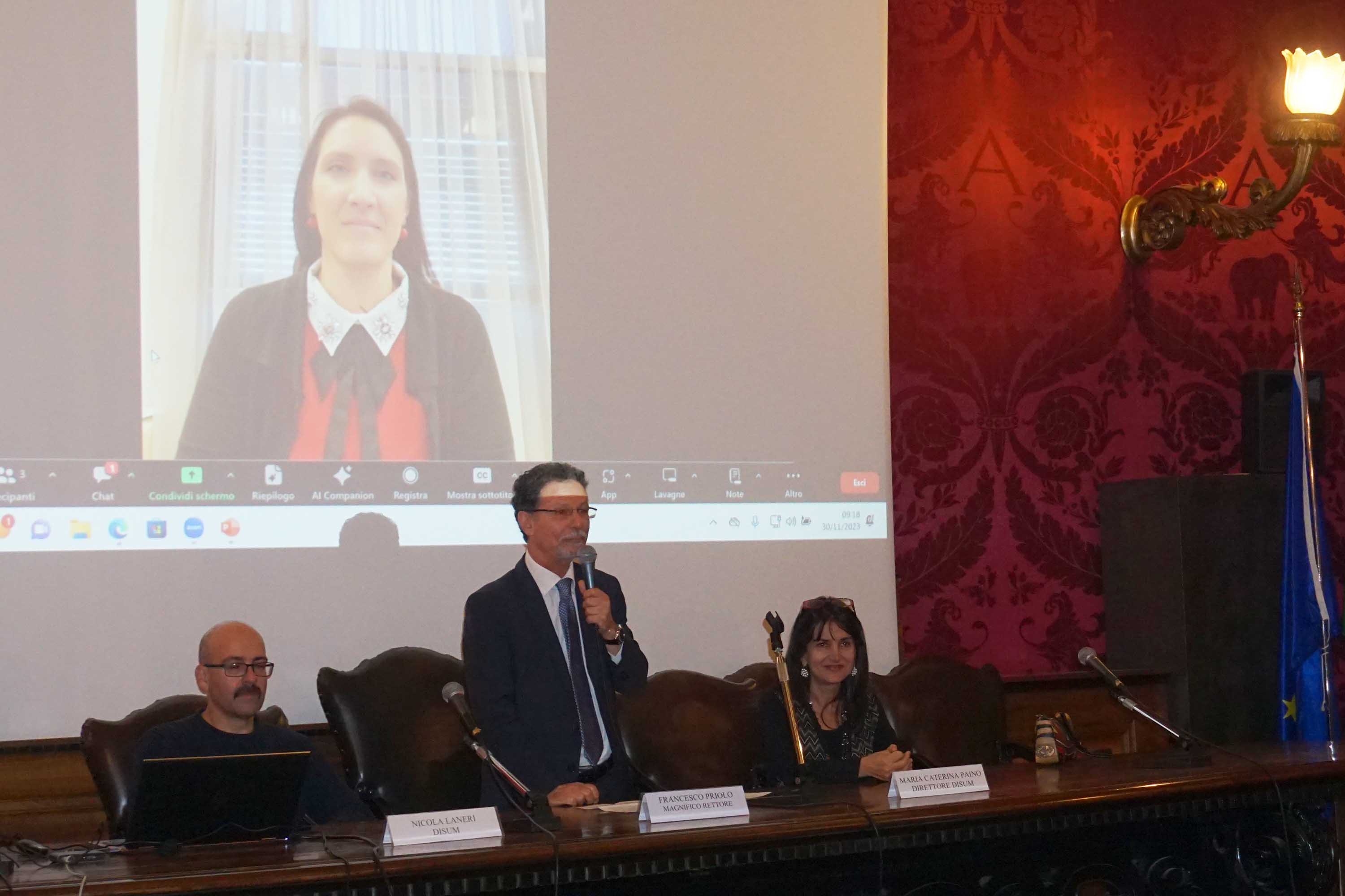 Un momento dell'intervento del rettore Francesco Priolo, in video la vice ambasciatrice italiana a Bagdad Chiara Franchini