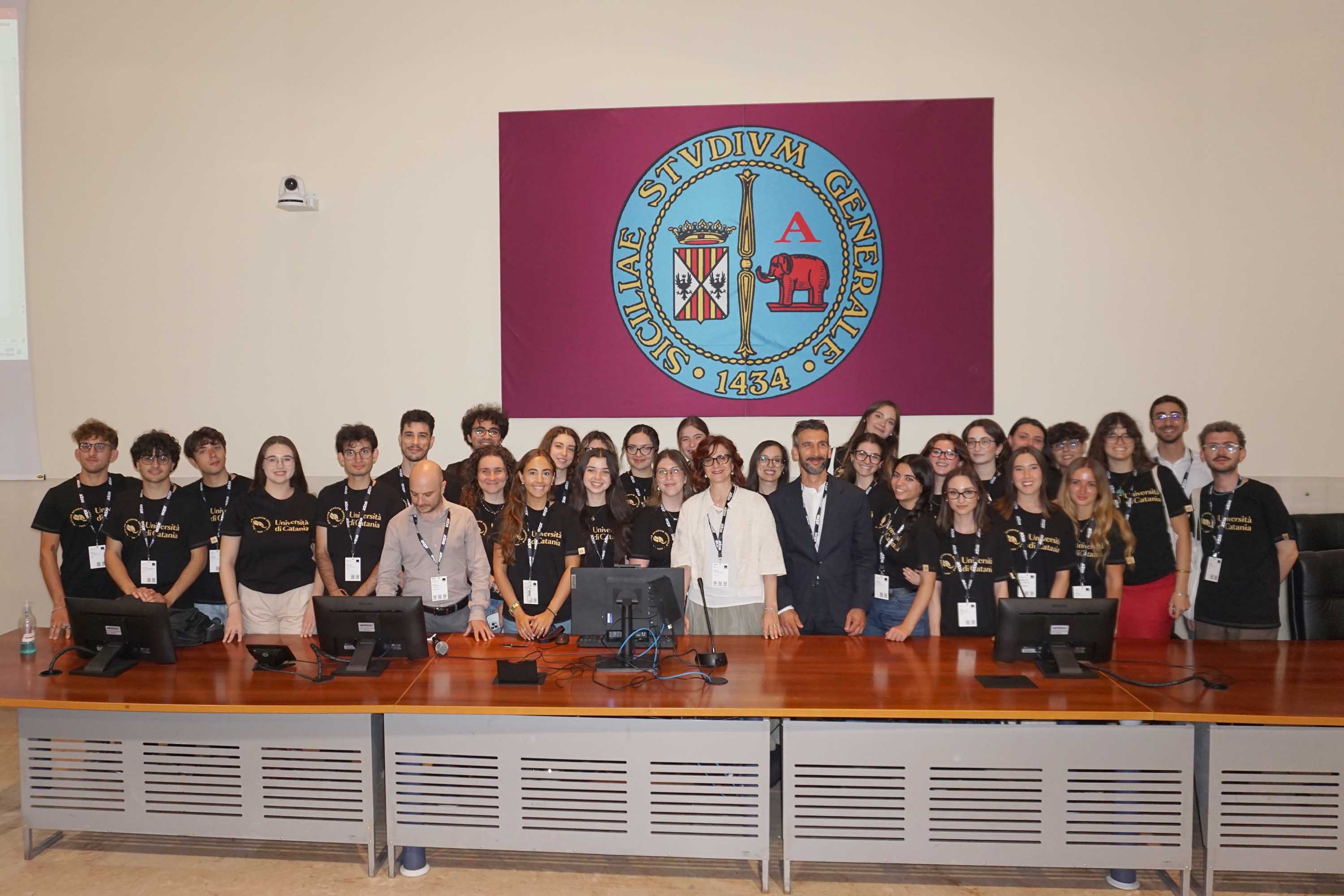 Il team di studentesse e studenti che ha collaborato all'organizzazione della conferenza insieme con la prof.ssa Stefania Panebianco