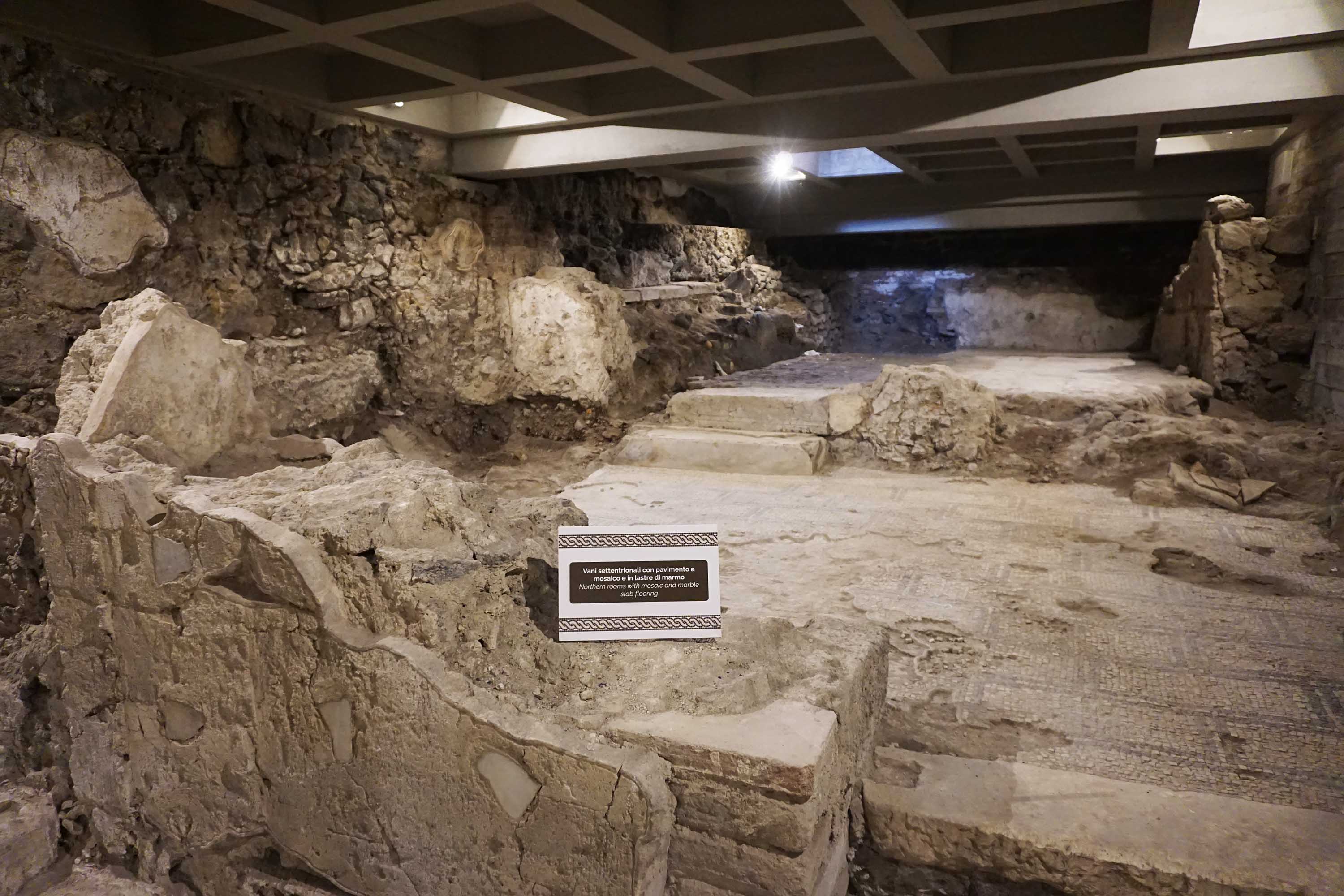 Vani settentrionali con pavimento a mosaico e in lastre di marmo