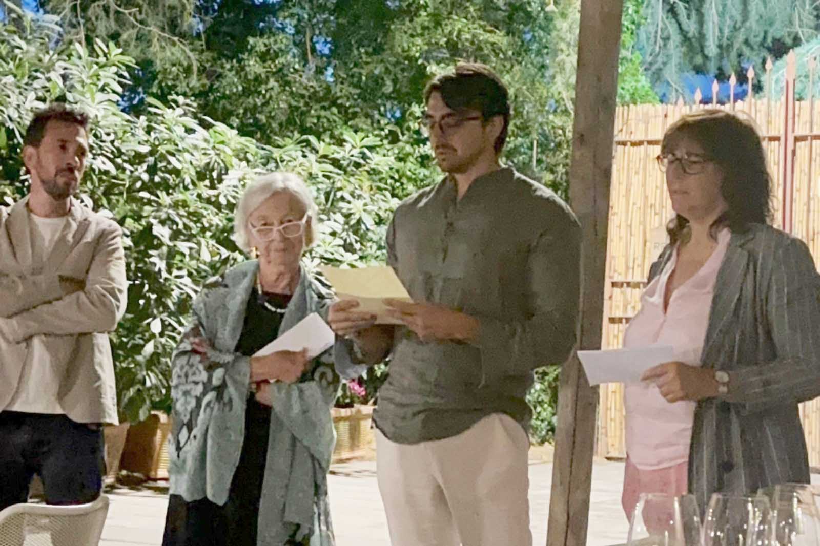 Nella foto da sinistra Marco Nicolosi, titolare dell’azienda Barone di Villagrande, Maria Pantò Nicolosi del Circolo Enofili Etnei, il dottorando Lorenzo Rapisarda e la giornalista Carmen Greco