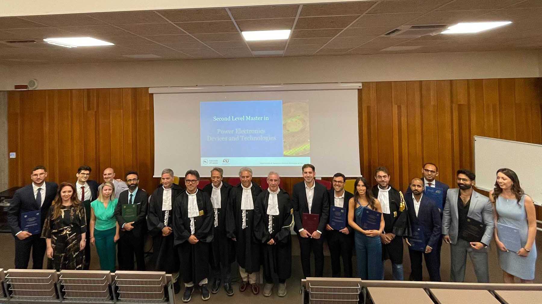 Gli allievi, insieme con la commissione, che hanno conseguito il master