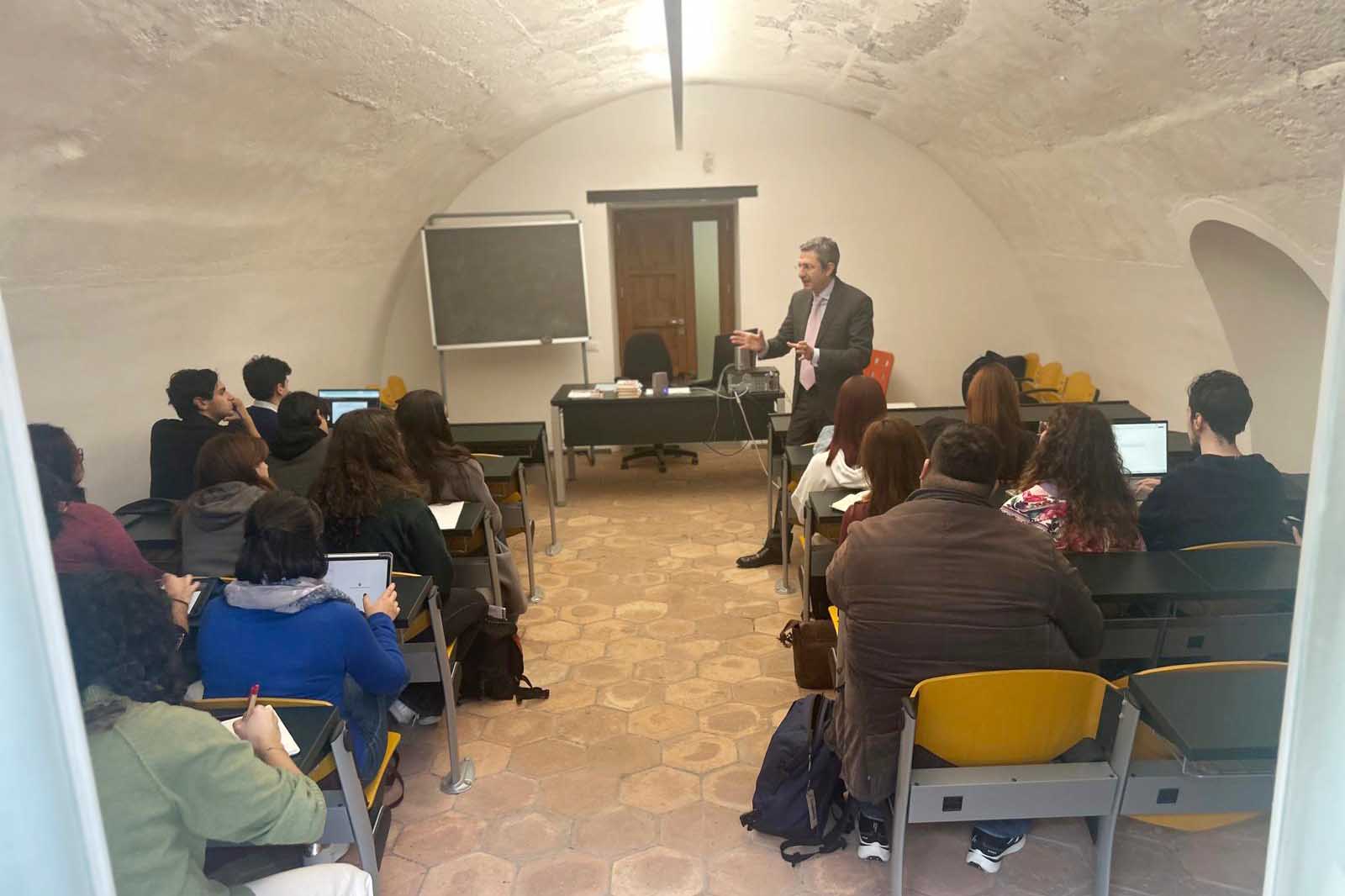 Un momento della "lezione" del procuratore aggiunto Sebastiano Ardita agli allievi del corso