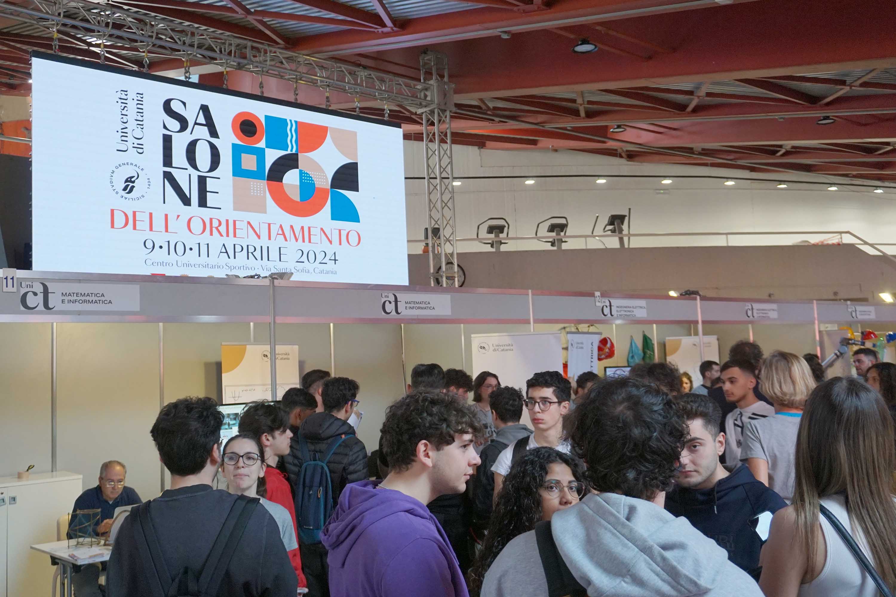 Studentesse e studenti al Salone dell'Orientamento