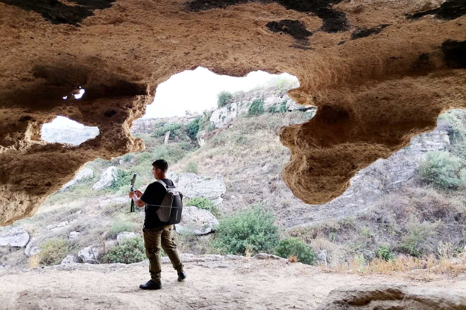 Un partecipante alla visita alla Grotta del Drago, Scordia