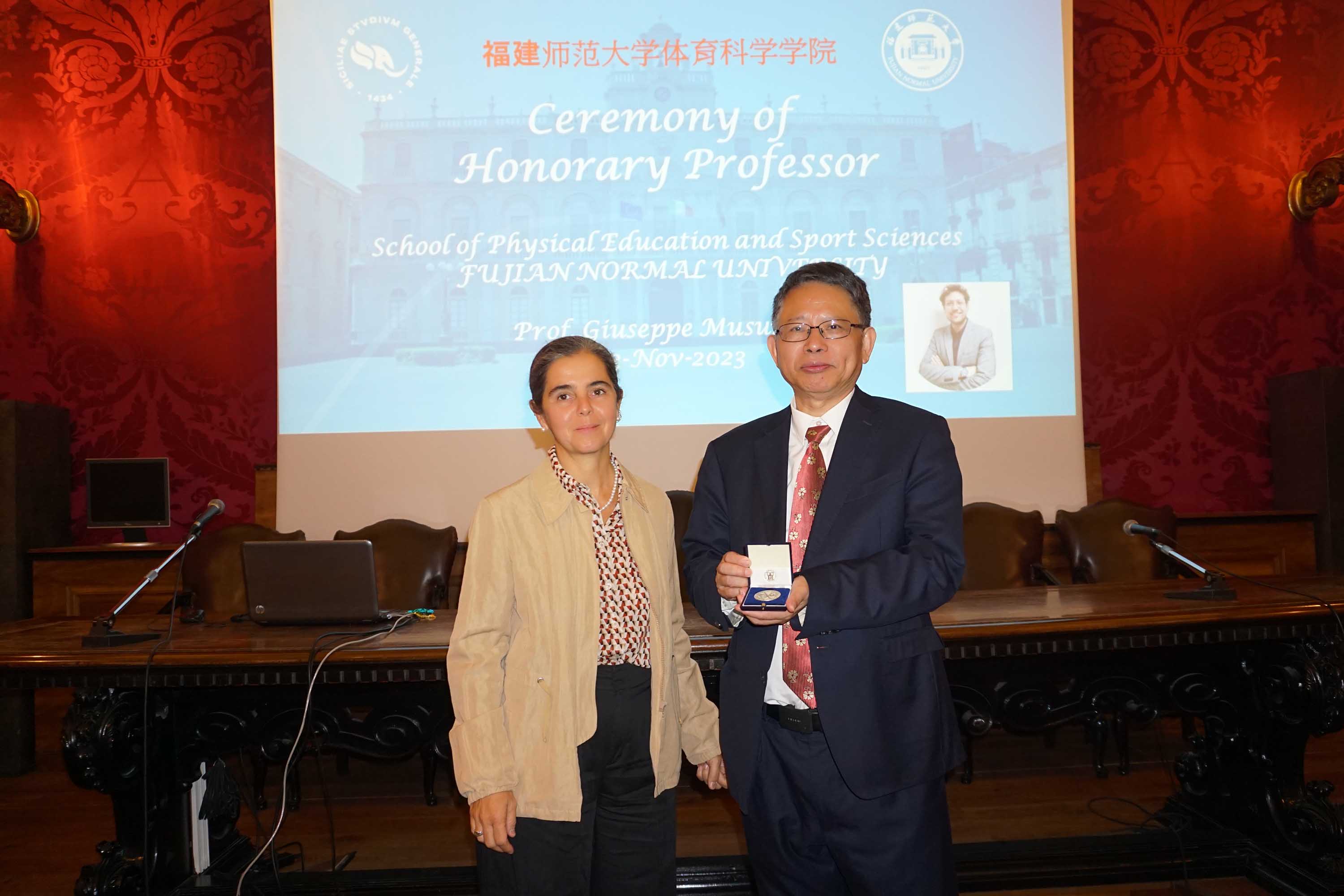 La delegata all'Internazionalizzazione di Unict, Lucia Zappalà, e il vice rettore della Fujian Normal University,Chen Qinghua