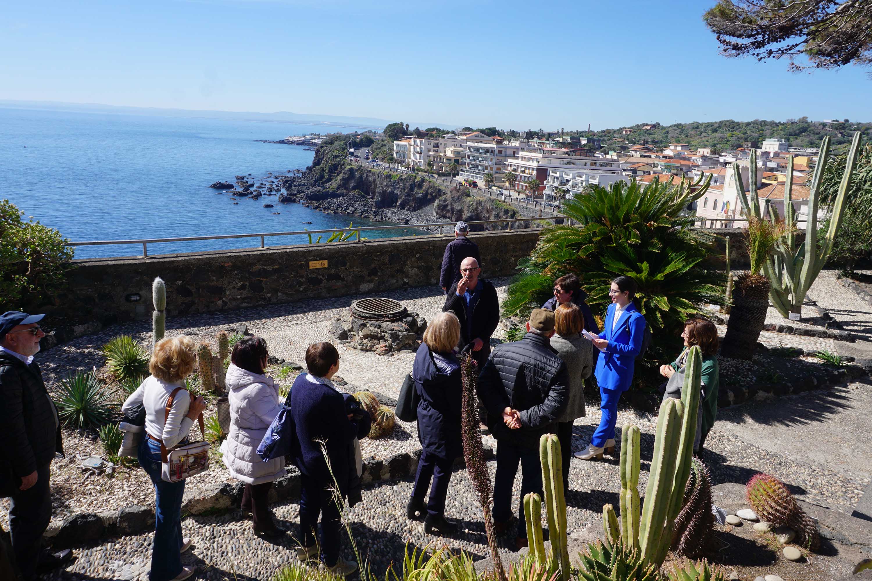 Un gruppo di visitatori sulla Rupe Normanna