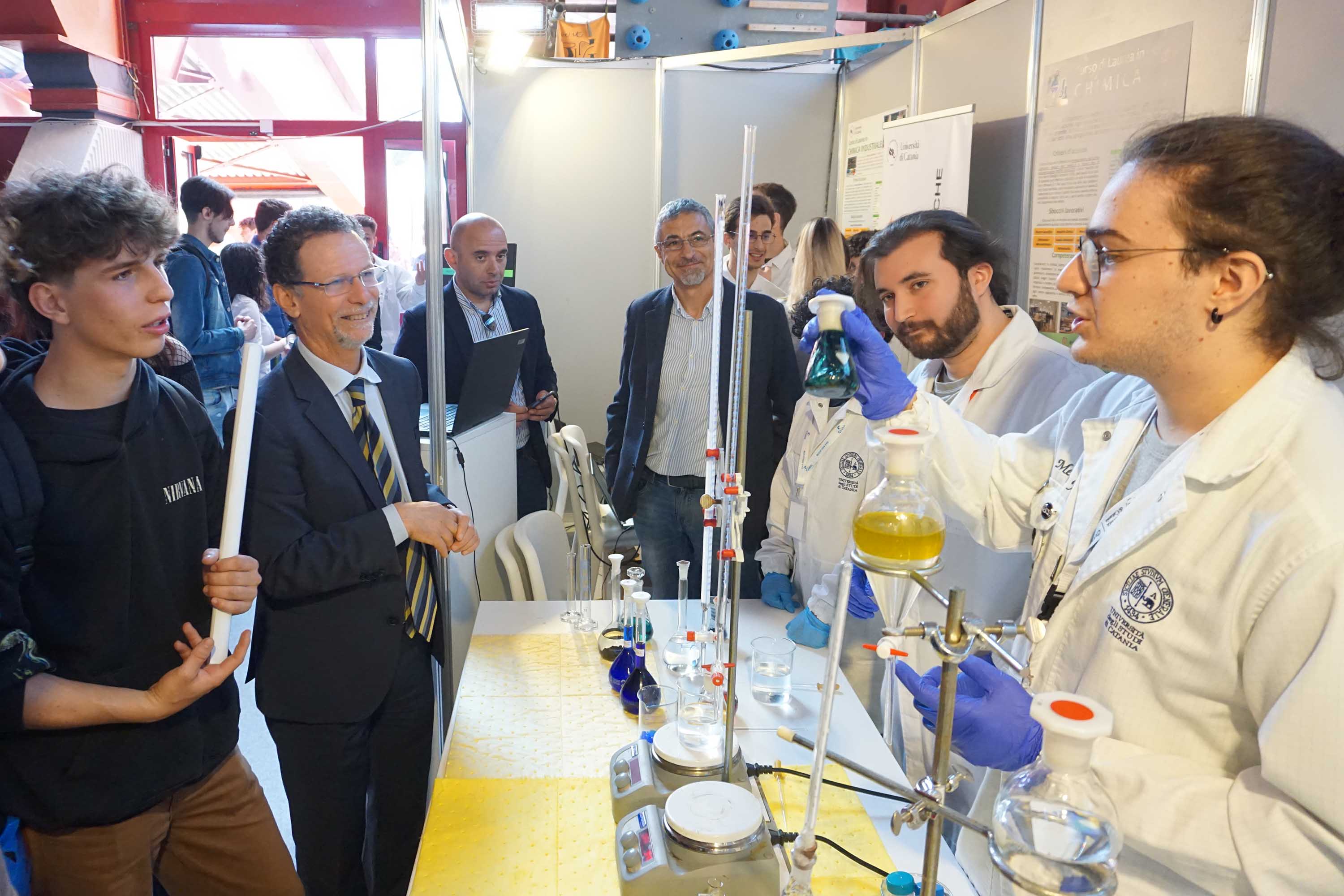 Studenti del Dipartimento di Scienze chimiche che mostrano alcuni esperimenti