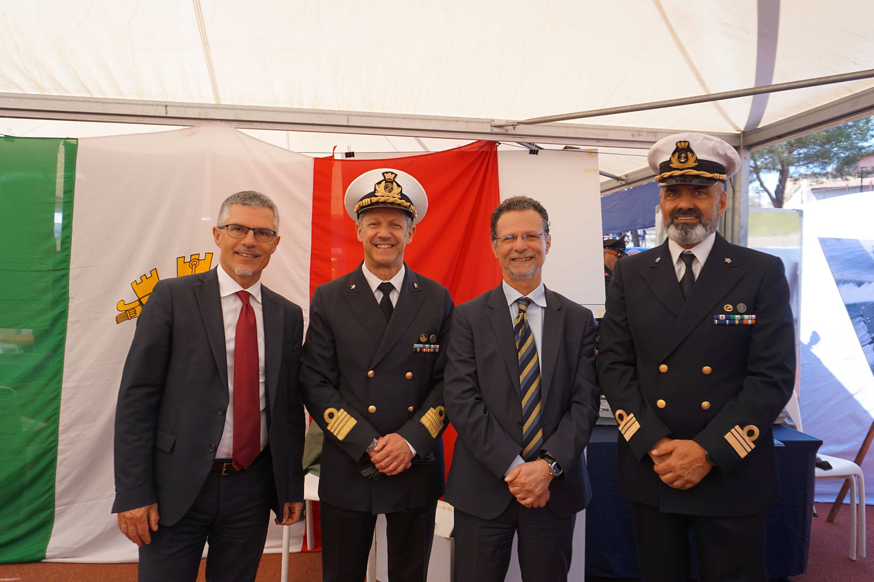 Il rettore Francesco Priolo insieme con il direttore generale Corrado Spinella nello stand della Marina militare