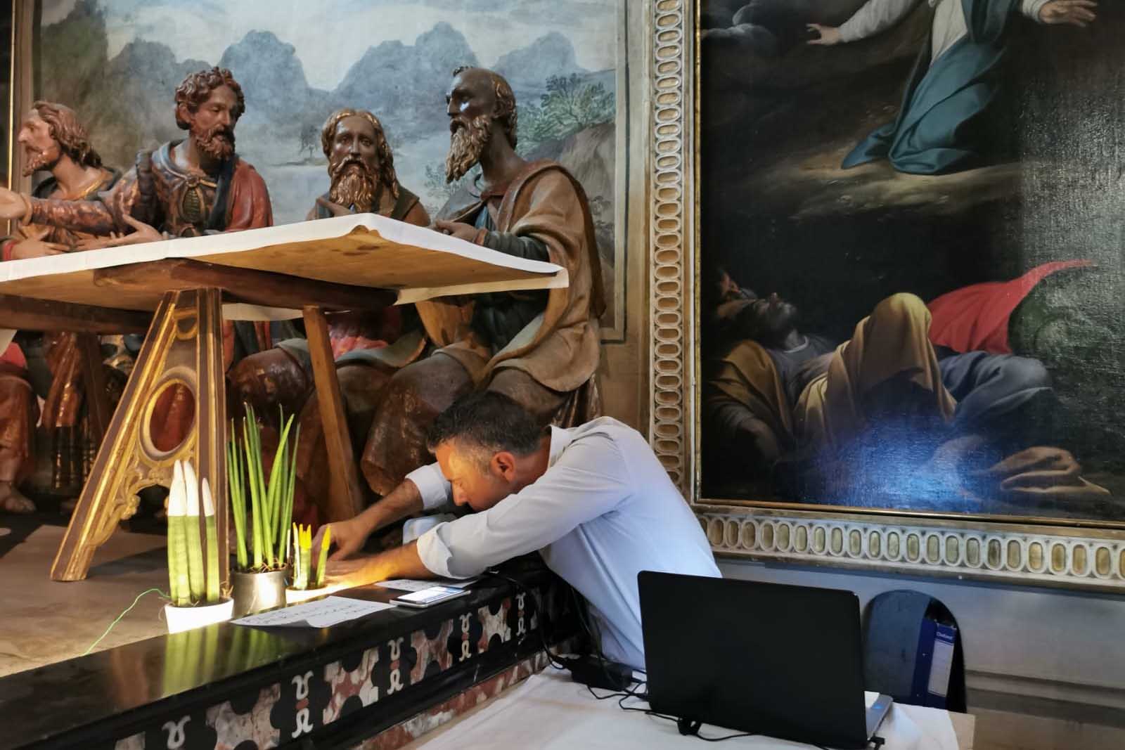 Carlo Trigona impegnato in un'attività di monitoraggio al Santuario della Beata Vergine dei Miracoli di Saronno