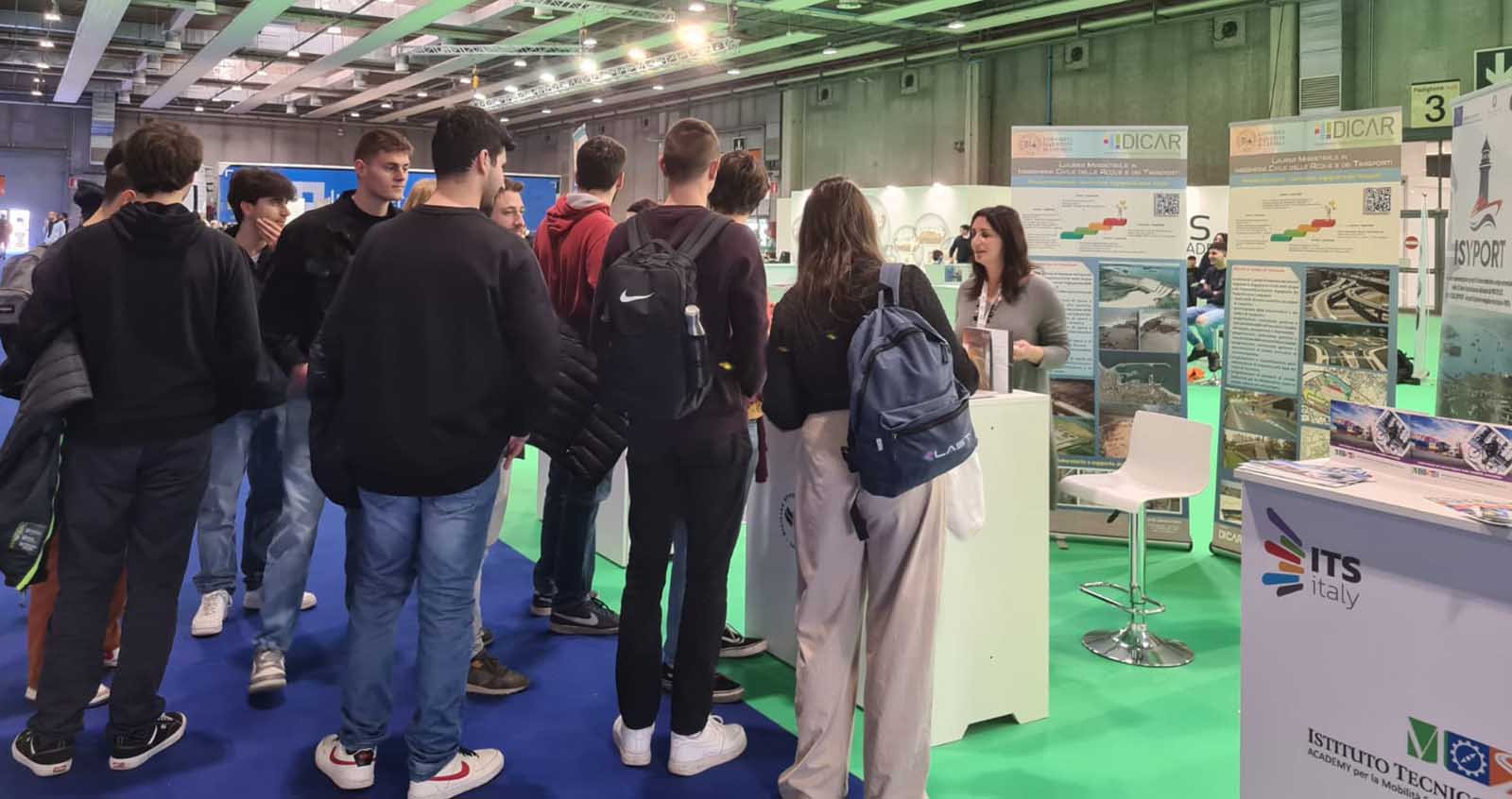 Studenti in visita allo stand del Dicar