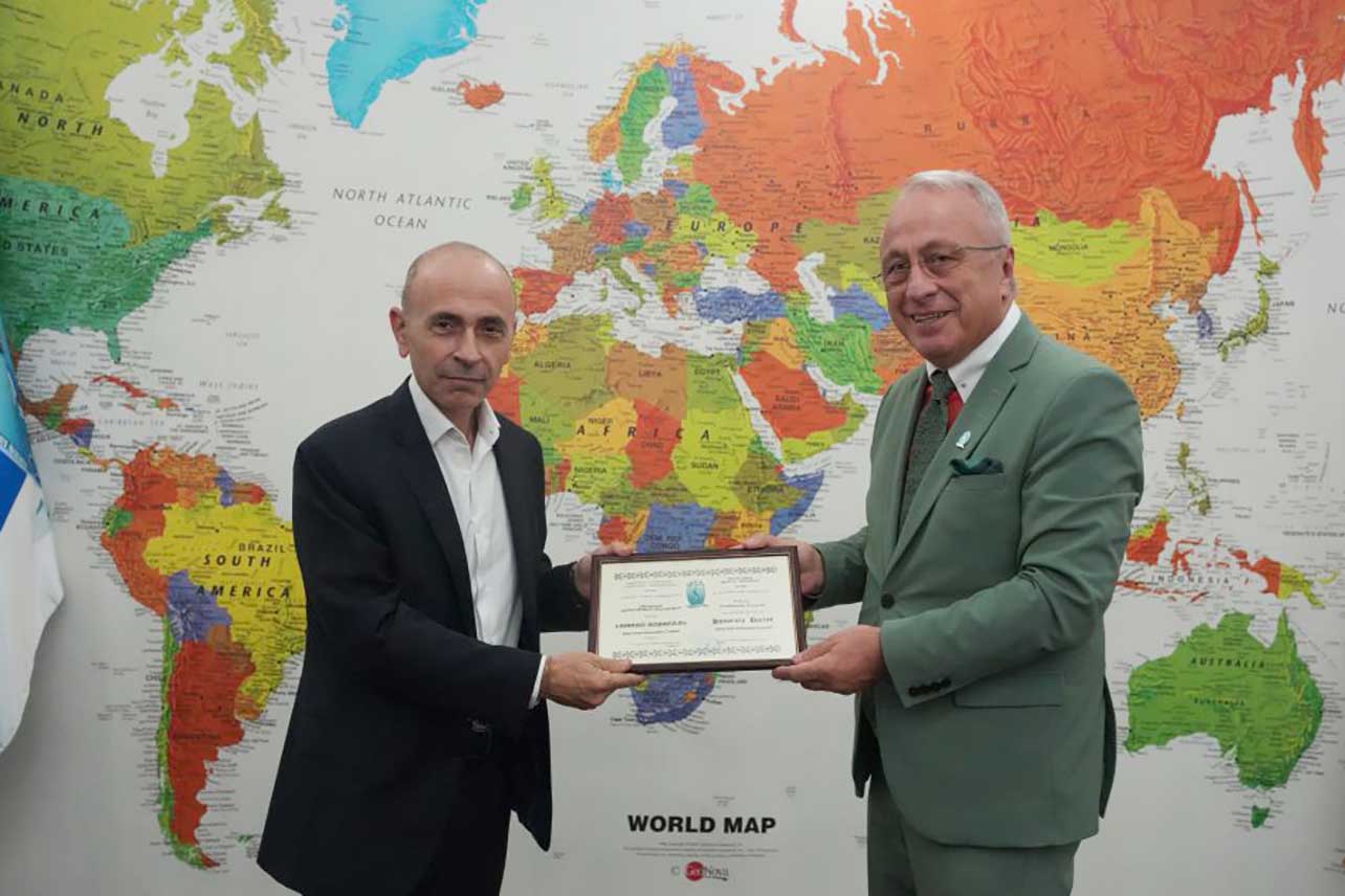 Il prof. Ferdinando Nicoletti mentre viene insignito del titolo dal prof. Zurab Vadachkoria, rettore della Tbilisi State Medical University in Georgia