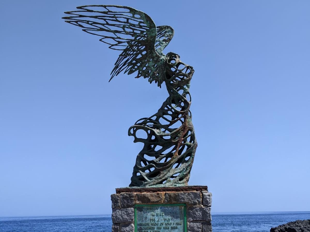 La scultura della Nike di Carmelo Mendola, Giardini Naxos