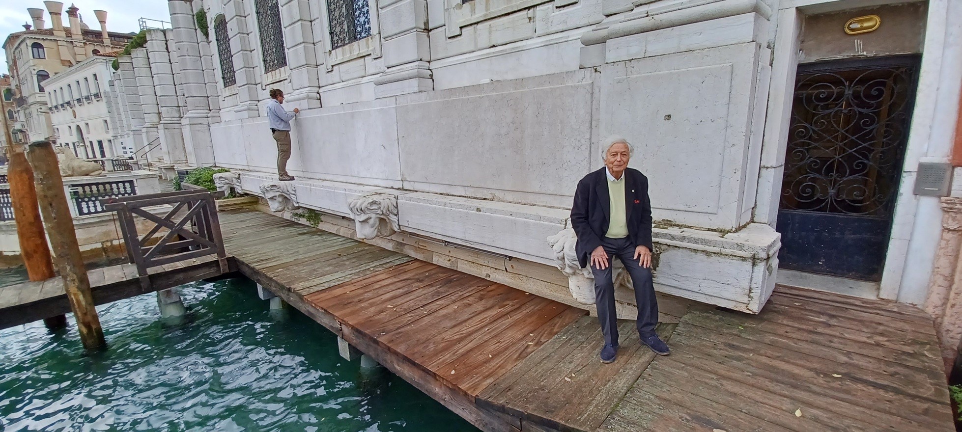 Il Prof. Sgamellotti a Venezia, durante le operazioni di esposizione lichenica presso la Collezione Peggy Guggenheim
