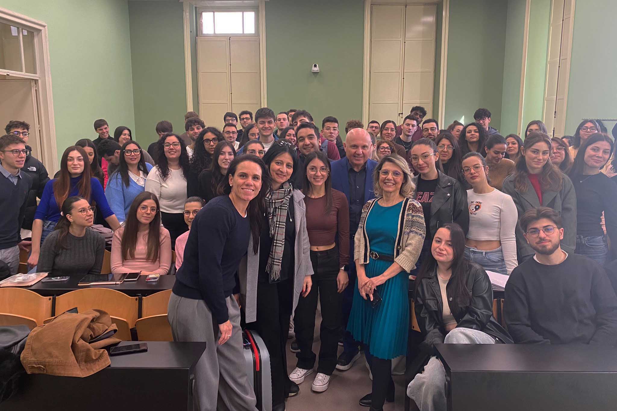 Tania Di Mario a "Lo studente strategico" insieme con gli studenti