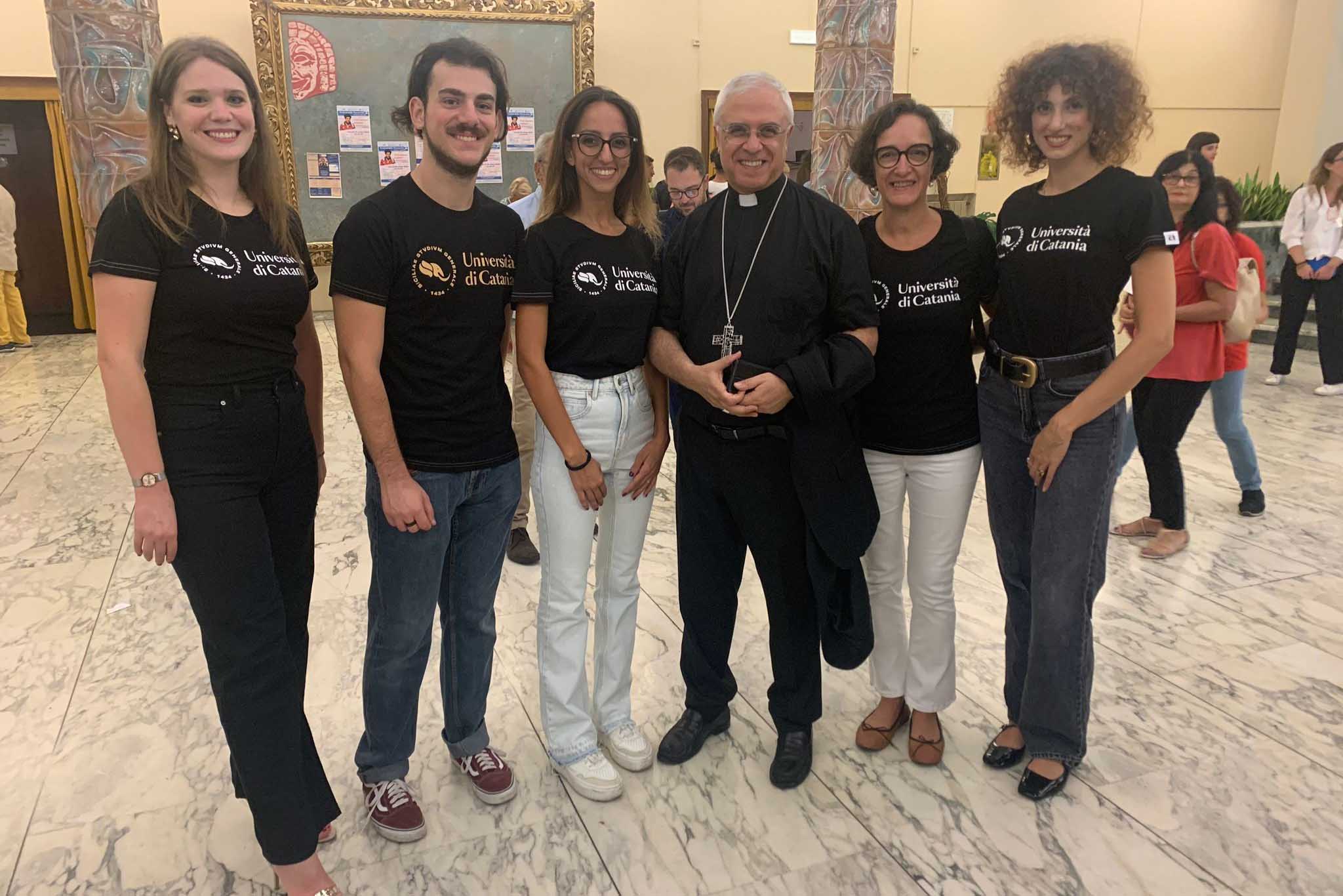 Alcuni tutor del Polo penitenziario di Unict con mons. Luigi Renna
