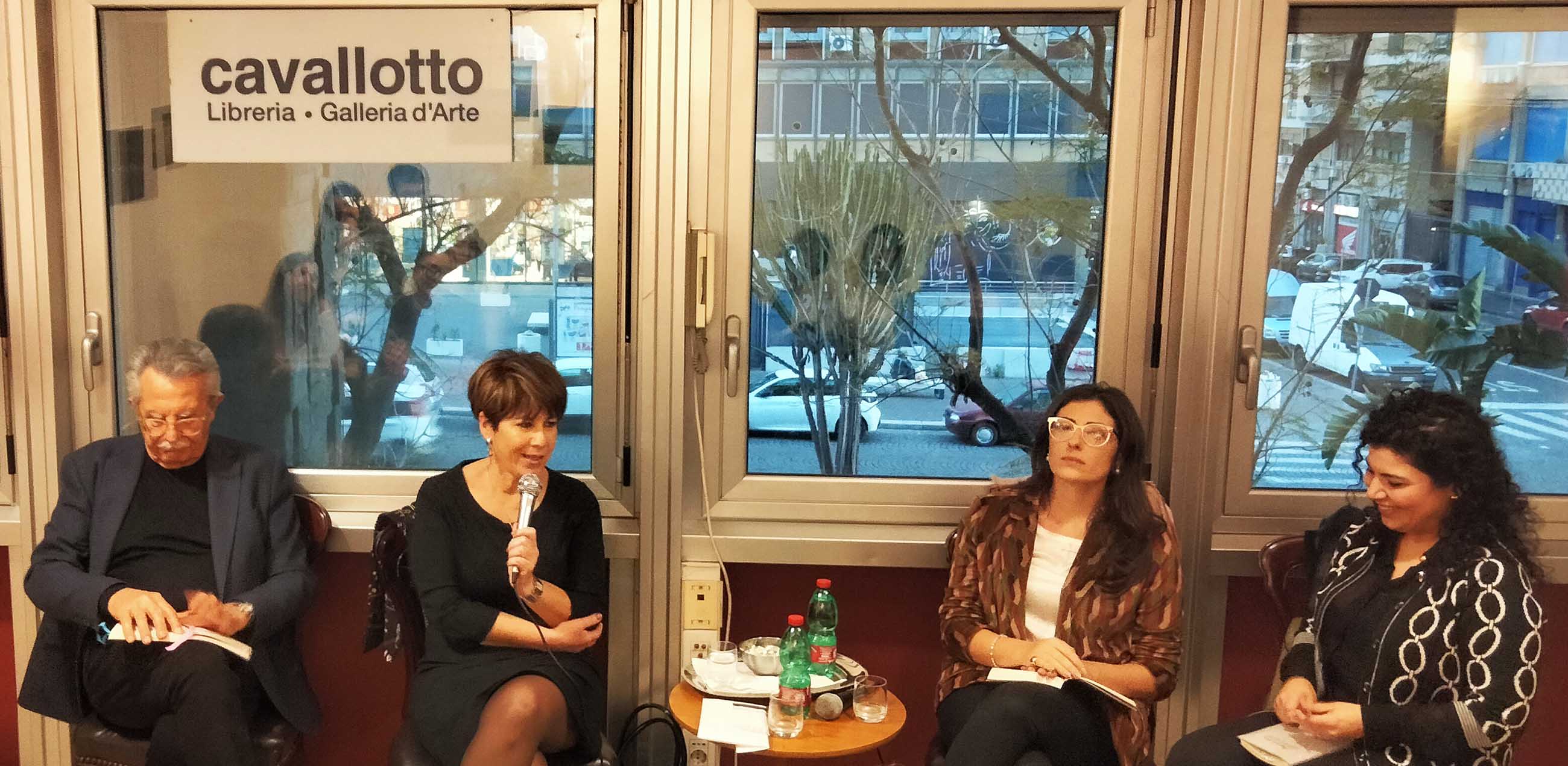 Un momento dell'intervento della scrittrice Annamaria Zizza