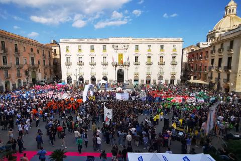 Piazza Università, una marea di studenti colorata per il Palio d'Ateneo