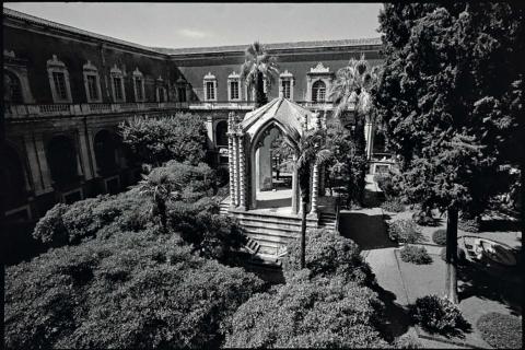 Monastero dei Benedettini, Chiostro di Levante (foto di Ettore Sottsass)