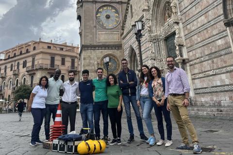 Il team di Unict davanti al Duomo di Messina