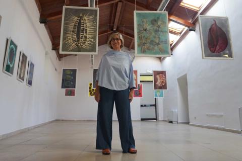 L'artista Lucia Scuderi mentre illustra la mostra “Semi: una vita in…attesa”