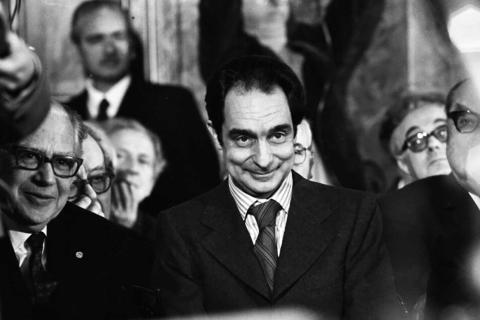 Roma, 18 dicembre 1972: Italo Calvino vincitore del Premio Feltrinelli dell’Accademia dei Lincei per la narrativa (foto Ansa)