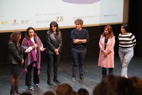 In foto a destra alcune delle donne testimoni della violenza di genere presenti nel film (Vera Squatrito e Cristina, la figlia di una delle protagoniste del documentario) durante l’incontro con la produzione