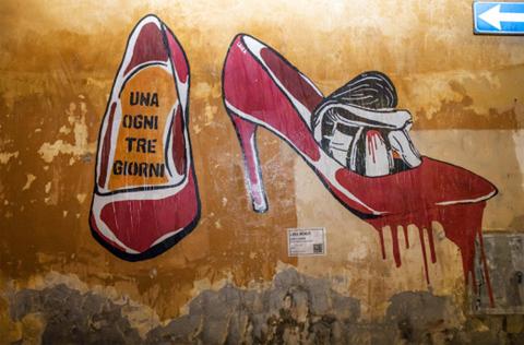 Il murale della Street Artist Laika comparso a Roma dal titolo: “Ogni tre giorni – If you were in my shoes“ (foto Ansa)