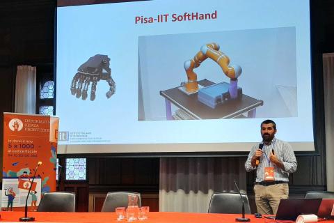 Sebastiano Vascon illustra le linee di ricerca del progetto, in particolar modo il primo prototipo della Pisa/IIT SoftHand