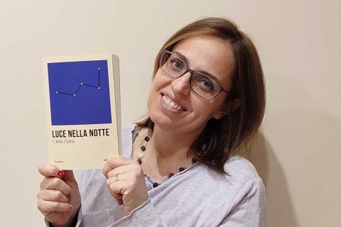 Clelia Zarbà con una copia del romanzo Luce nella notte