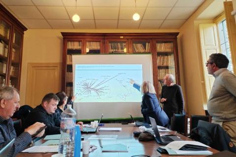 I partecipanti discutono i risultati del progetto nell'antica biblioteca dell'Istituto Agrario Valdisavoia